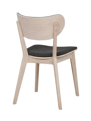 Matstol i ljust trä med svart stoppad sits, bakifrån med synliga ben och ryggstöd