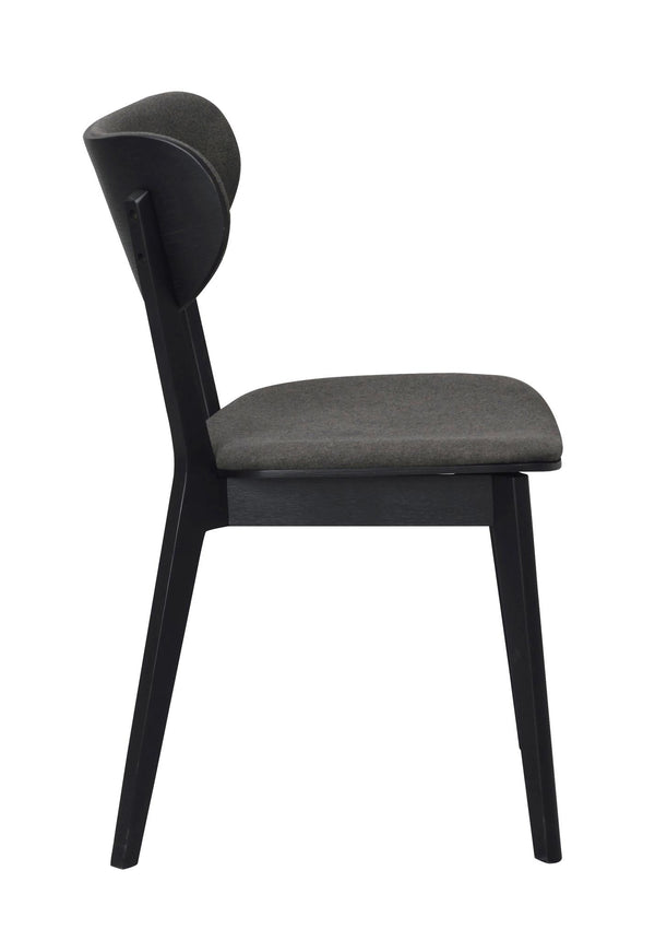 Svart stol med grå tygklädsel, träben och kurvad ryggbärja - sidovy