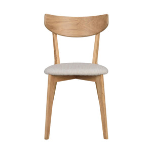 Matstol i ek med stoppad sits i ljusgrått tyg, skandinavisk design med trärygg