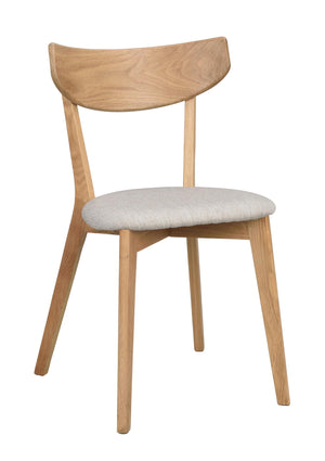 Stol i ljust trä med stoppad sits i beige tyg och böjd rygg i skandinavisk design