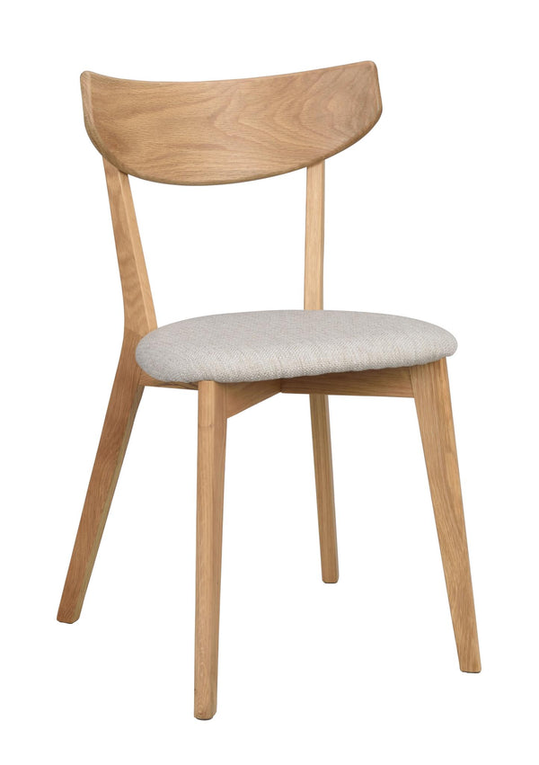 Stol i ljust trä med stoppad sits i beige tyg och böjd rygg i skandinavisk design