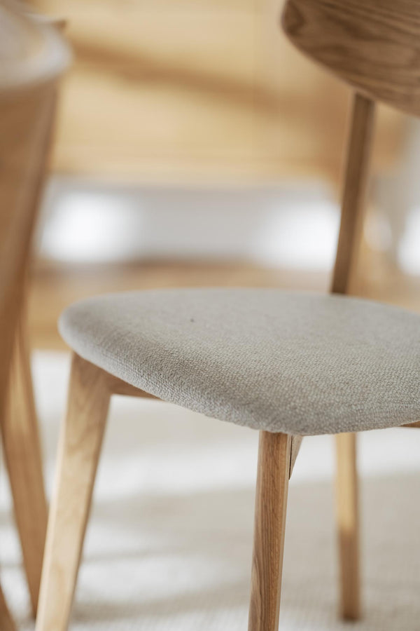 Matstol i ljust trä med grå stoppad sits och ryggstöd, skandinavisk design
