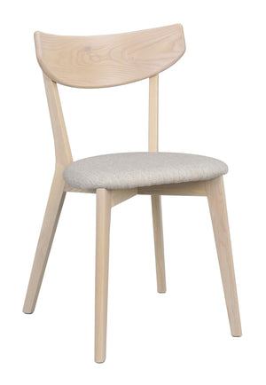 Ljus trässtol med stoppad sits i beige tyg och svängd rygg, skandinavisk design