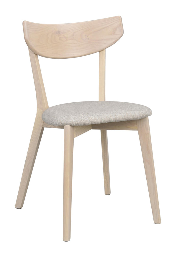 Ljus trässtol med stoppad sits i beige tyg och svängd rygg, skandinavisk design