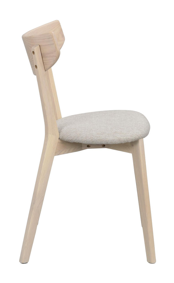 Stol i ljust trä med stoppad sits i ljusgrått tyg, visad från sidan mot vit bakgrund