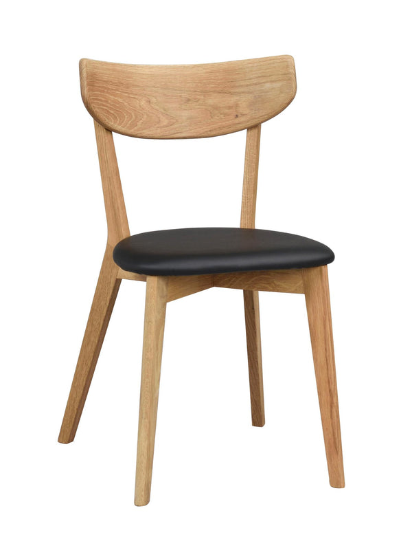Matstol i ljust trä med svart sits och ergonomisk rygg i skandinavisk design
