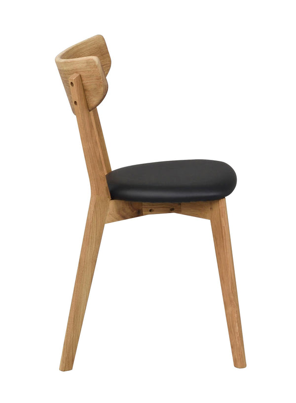 Stol i ljust trä med svart stoppad sits, sidovy av modern skandinavisk design