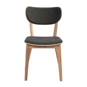 Stol i ljust trä med grå klädsel på sits och ryggstöd, modern skandinavisk design