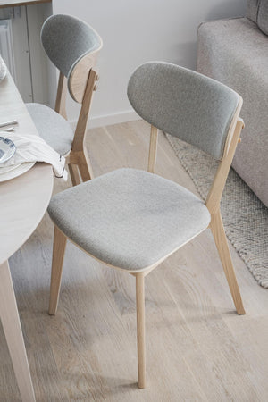 Matstol i ljust trä med grå klädsel, skandinavisk design med rundad rygg och sits