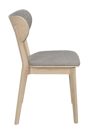 Matstol i ljust trä med grå klädsel, sidovy som visar ryggstöd och ben