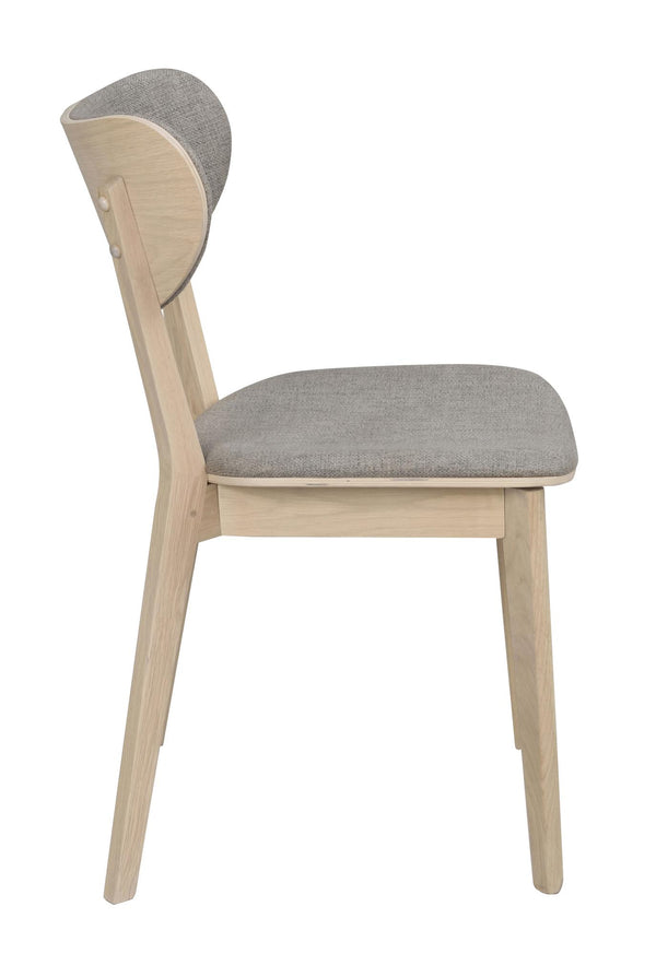 Matstol i ljust trä med grå klädsel, sidovy som visar ryggstöd och ben