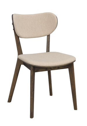 Matstol med beige klädsel och mörkbruna träben i modern skandinavisk design