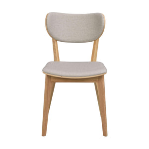 Matstol i ek med grå tygklädsel, skandinavisk design med sits och ryggstöd i stoppad textil