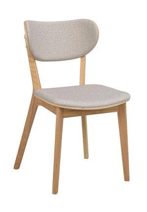 Matstol i ljust trä med grå stoppade dynor på sits och rygg, skandinavisk design