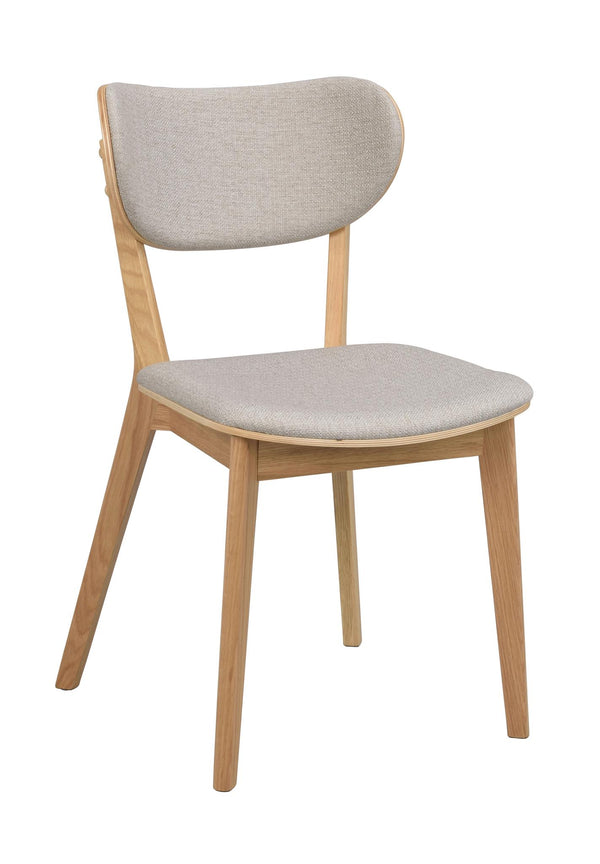 Matstol i ljust trä med grå stoppade dynor på sits och rygg, skandinavisk design