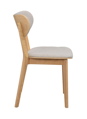 Matstol i ljust trä med grå klädsel, sidovy som visar ryggstöd och sits