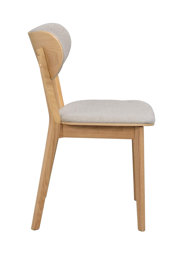 Matstol i ljust trä med grå klädsel, sidovy som visar ryggstöd och sits