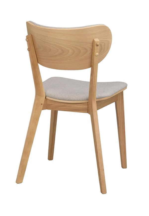 Matstol i ljust trä med grå stoppad sits och rygg, visad från baksidan