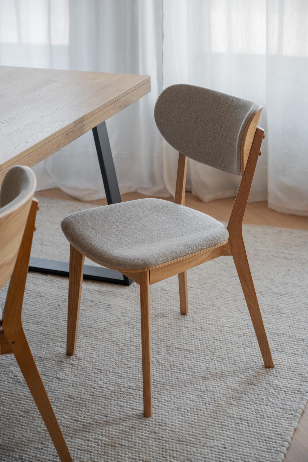 Matstol i ek med grå tygklädsel, skandinavisk design med sits och ryggstöd i stoppad textil