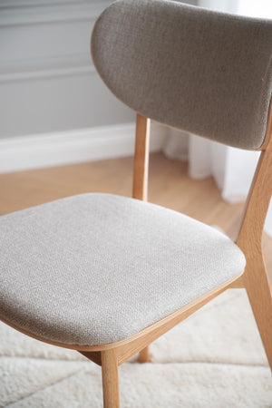 Matstol i ek med grå stoppad sits och rygg, skandinavisk design med träben