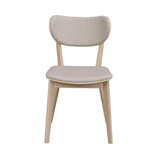Stoppad matstol i ljust trä med beige tyg, modern skandinavisk design