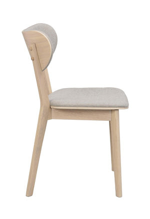 Matstol i ljust trä med grå klädsel, sidovy som visar ryggstöd och sits