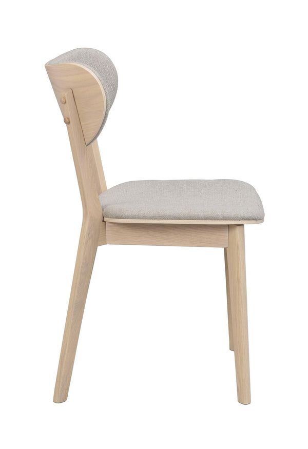Matstol i ljust trä med grå klädsel, sidovy som visar ryggstöd och sits