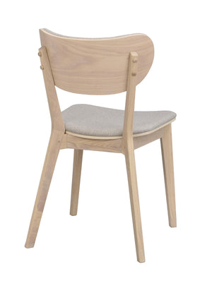 Matstol i ljust trä med grå stoppad sits och rygg, vy bakifrån