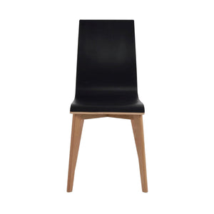 Svart stol med ljust trä ben i modern skandinavisk design