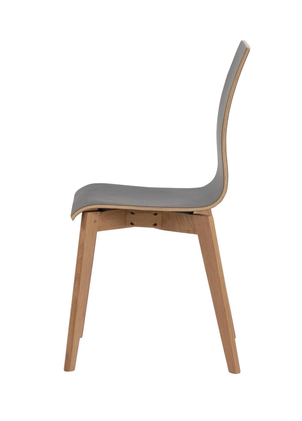Grå stol med träben i ek, sidovy som visar den ergonomiska designen och böjda ryggstödet