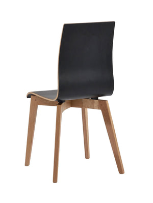 Modern stol med svart sits och rygg i skinn samt ben i ljust trä, sedd från sidan mot vit bakgrund