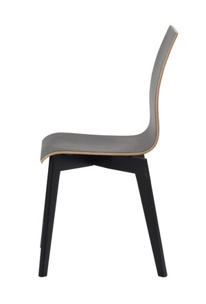 Grå stol med svarta ben i trä, sidovy av modern minimalistisk design med böjd rygg och sits