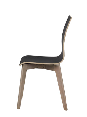 Svart stol med ljust träben i skandinavisk design, sedd från sidan mot vit bakgrund