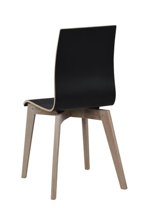Modern stol med svart sits och rygg samt ljusa träben i skandinavisk design