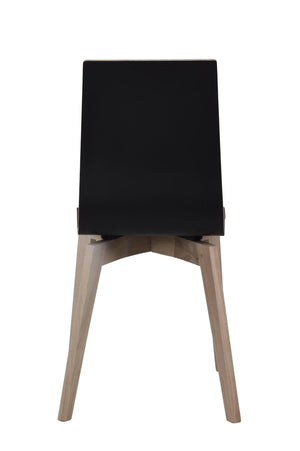 Svart matstol med ljusa träben i modern skandinavisk design, sedd bakifrån mot vit bakgrund