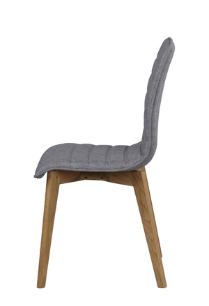 Grå stoppad matstol med träben i ek, visad från sidan