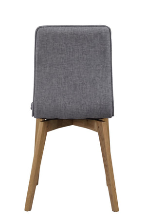 Grå stol med träben i ek, ryggsida med stoppad klädsel och svängda ben i modern skandinavisk design