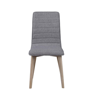 Grå stoppad matstol med ljusa träben i skandinavisk design, frontalvy mot vit bakgrund