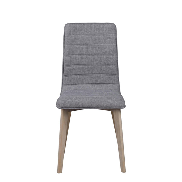 Grå stoppad matstol med ljusa träben i skandinavisk design, frontalvy mot vit bakgrund