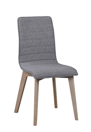 Grå polstrad matstol med ljusa träben i skandinavisk design
