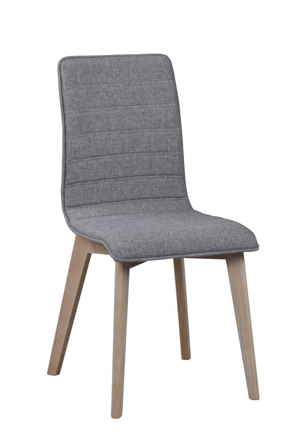 Grå polstrad matstol med ljusa träben i skandinavisk design