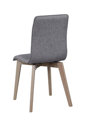 Grå stoppad matstol med träben i ljust trä, sedd bakifrån mot vit bakgrund