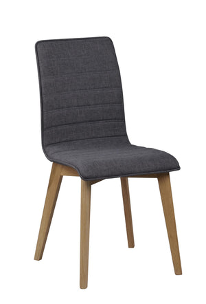 Grå stoppad matstol med ekben i modern skandinavisk design