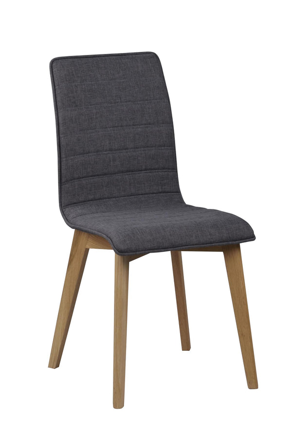 Grå stoppad matstol med ekben i modern skandinavisk design