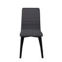 Grå matstol med ribbad rygg och svarta ben i trä, frontvy mot vit bakgrund