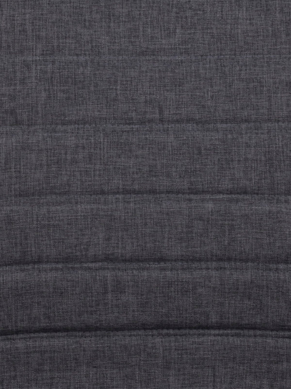 Mörkgrå tygklädsel med linnestruktur och synliga sömmar i horisontella sektioner