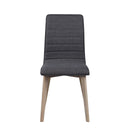 Grå stoppad matstol med träben i ljust trä, frontvy mot vit bakgrund