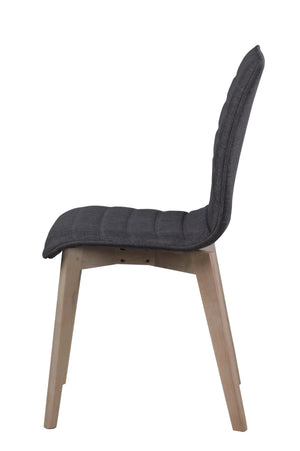 Grå stoppad stol med ljusa träben i modern skandinavisk design, sidovy