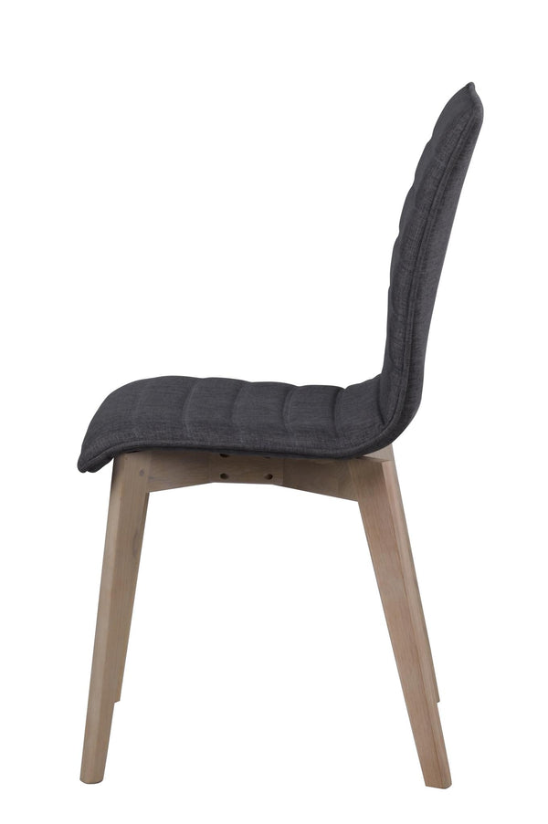 Grå stoppad stol med ljusa träben i modern skandinavisk design, sidovy