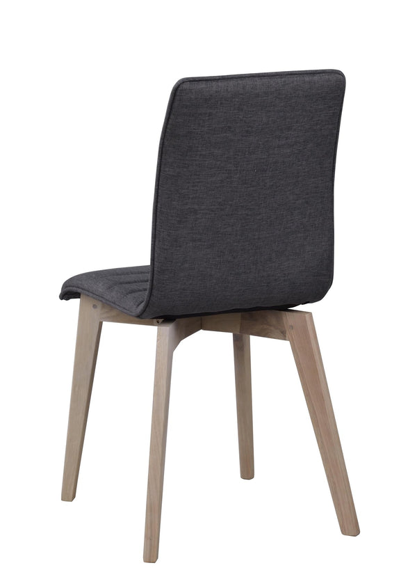 Svart stoppad matstol med ljusa träben i ek, sedd bakifrån mot vit bakgrund